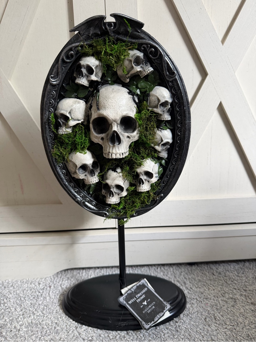 Skull Cluster Decorative Plaque with Moss - Black & White Halloween